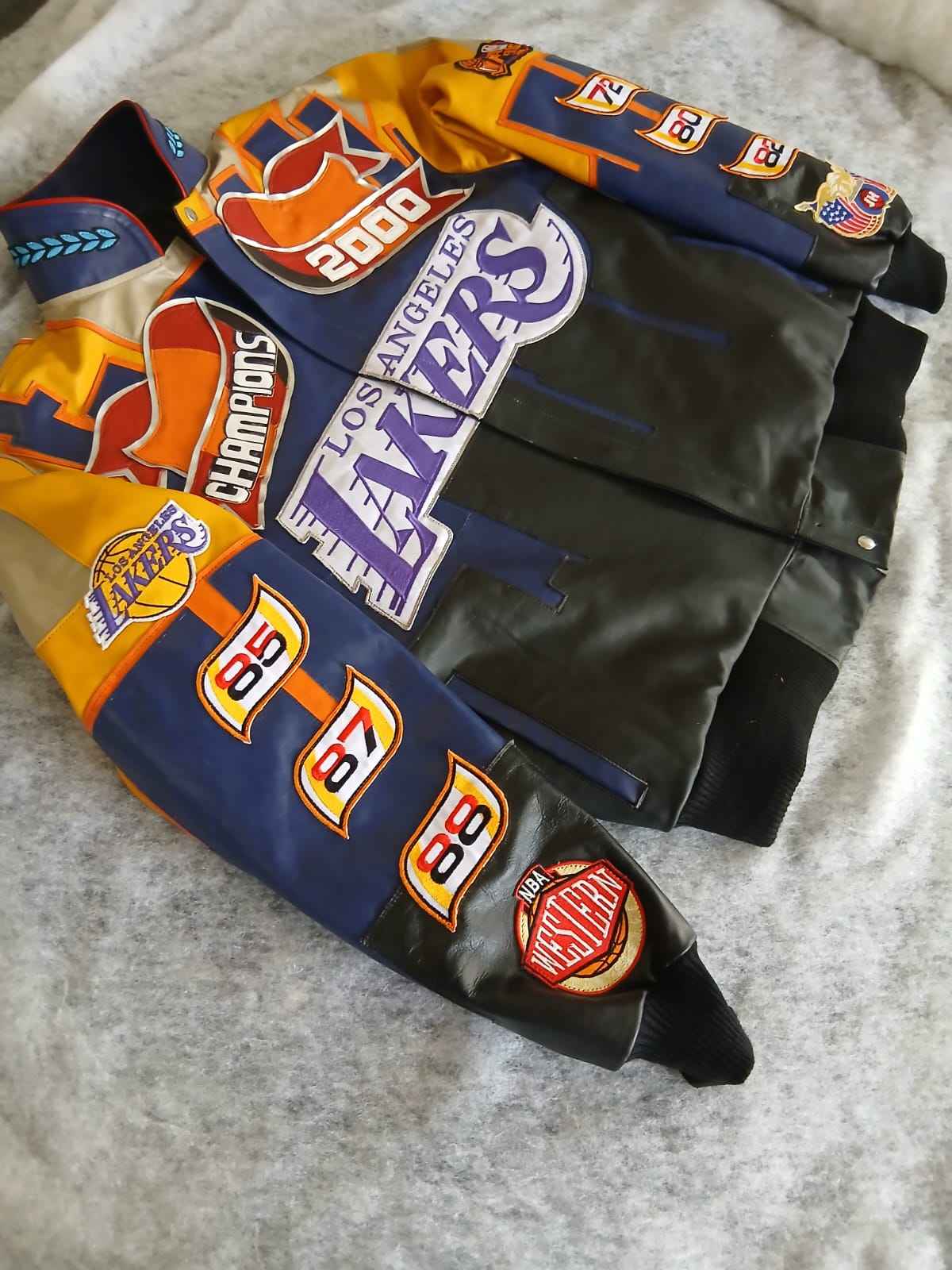 Premium Los Angeles Lakers 2000 Champions Leather Jacket โ Luxury NBA Outerwear